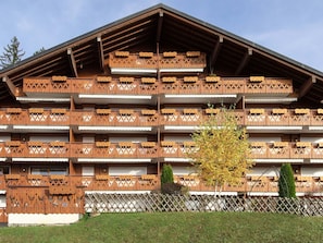Plant, Sky, Building, Land Lot, Urban Design, Wood, Tree, Residential Area, Shade, Facade