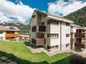 Shrub, Residential Area, Garden, Lawn, Shade, Landscaping, Hacienda, Yard, Estate