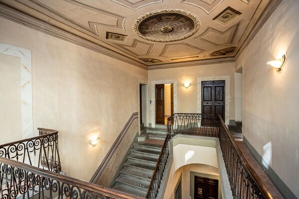 Propriété, Cadre, Lumière, Bois, Escaliers, Éclairage, Design Intérieur, Architecture, Salle, Bâtiment