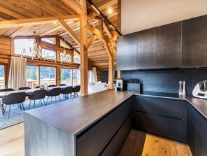 Chalet-Grizzly-3-cuisine-salle-a-manger-location-appartement-chalet-Les-Gets