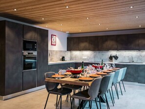 La Ferme de Delphine & François, cuisine et salle à manger, Chùtel vacances ski neige soleil