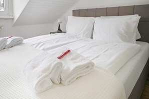 Bequemes 1.60m Queensize-Boxspringbett mit hochwertiger Bettwäsche