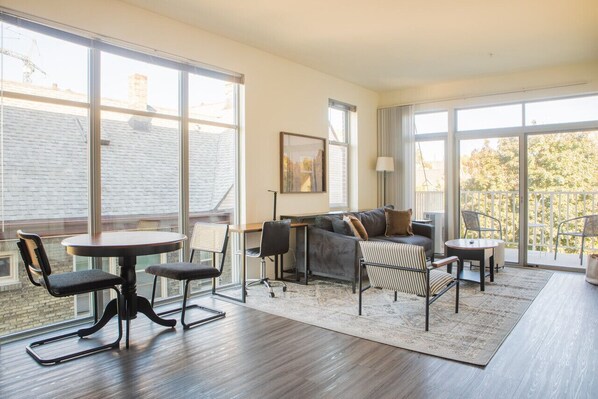 Dining table/workspace