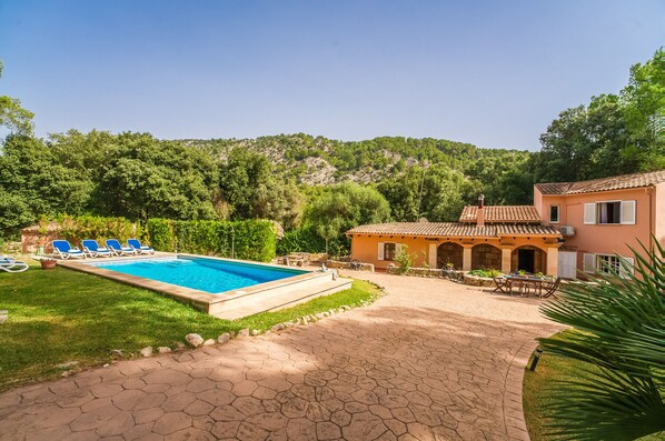 Finca Esteban with pool in Crestatx