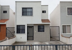casa dos pisos con protectores 