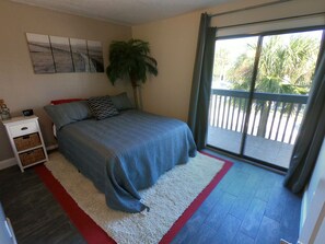 Bedroom - 1 Queen bed