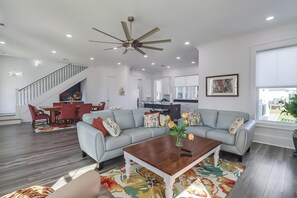 Living rm with dining in view