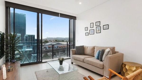 This brand-new apartment offers a spacious main bedroom and floor-to-ceiling views of South Brisbane that you'll want to wake up to every morning.