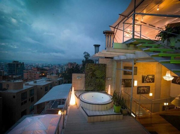 Outdoor spa tub