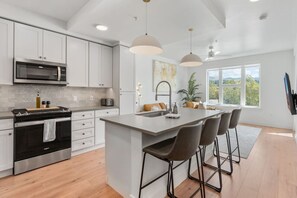 Fully stocked kitchen with all that you need. Pots, pans, bakeware, salt +pepper, and olive oil!!
