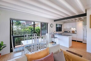 Come together for a meal around the dining table or take things slow up at the breakfast bar.
