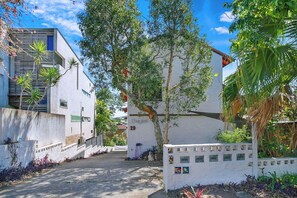 This apartment enjoys a leafy and peaceful address close to some of Brisbane’s key attractions.