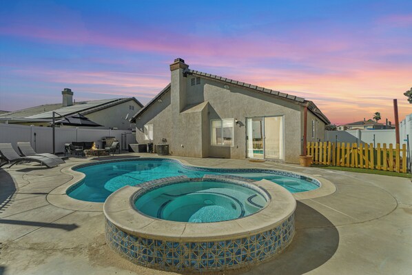 Lovely Backyard with pool and jacuzzi
