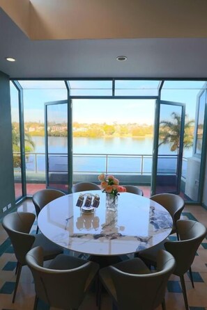 Afternoon Tea Dining Area：Enjoying the sea view, sipping coffee, and spending time with friends.