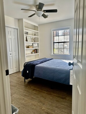 Cozy queen bed with lots of light 