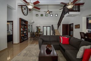 Castaway Villa - 4 Bedroom Beachfront Villa (4163)