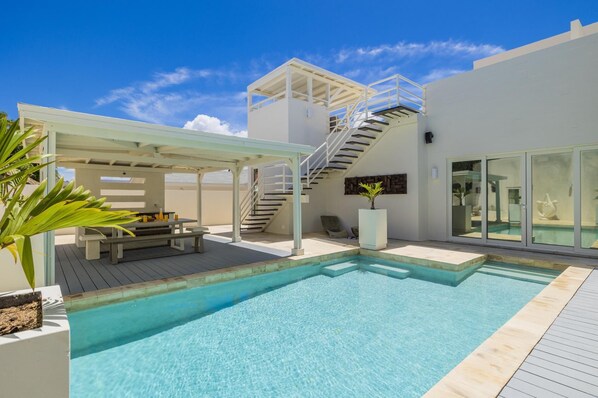 The villa’s pool area is a serene, luxurious escape, perfect for soaking up the tropical sun or relaxing in the shade. With lush privacy, a covered lounge, BBQ, and dining space, it’s the ultimate outdoor spot for relaxation, dining and entertainment.