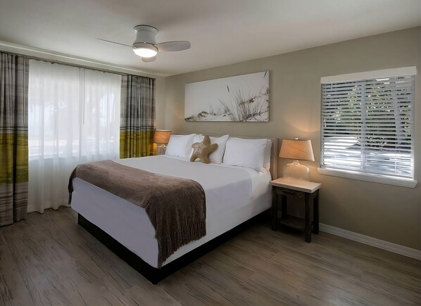 Unit with 1 King size bed. Exact unit will be assigned upon arrival. Views, colors and decor may vary.