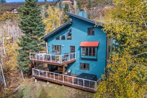 Tucked into the mountain, the upper and lower deck give to lots of privacy.