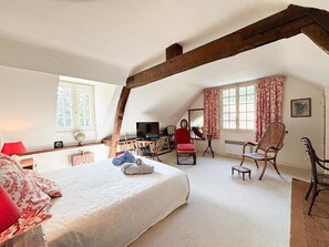 Grande chambre parentale avec lit en 160 cm
Lampes de chevet
TV avec chaines locales
Volet et rideaux occultants