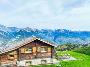 Himmel, Wolke, Berg, Pflanze, Gebäude, Ökoregion, Fenster, Natürliche Landschaft, Hochland, Haus