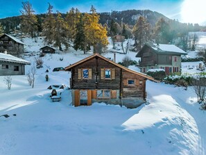 Schnee, Gebäude, Eigentum, Himmel, Fenster, Berg, Wolke, Haus, Steigung, Baum