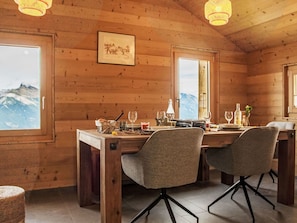 Tabelle, Möbel, Eigentum, Fenster, Gebäude, Stuhl, Holz, Interior Design, Bilderrahmen, Wohnzimmer