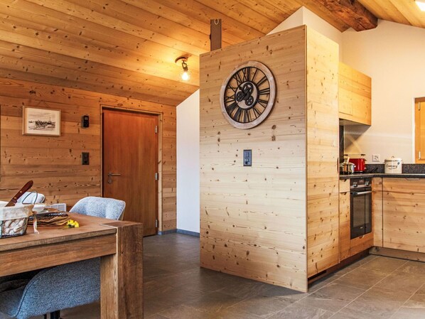 Gebäude, Holz, Tabelle, Interior Design, Tür, Flooring, Fussboden, Uhr, Holzbeize, Hartholz
