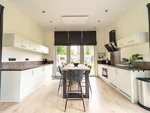 Cabinetry, Comptoir, Meubles, Plante, Cuisine, Table, Bois, Bâtiment, Sol, Sol