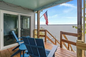 Step out onto this lakeside deck and take in breathtaking views of the water. With cozy seating and the tranquil sound of the waves, it’s the perfect spot for relaxing or enjoying your morning coffee. ☕