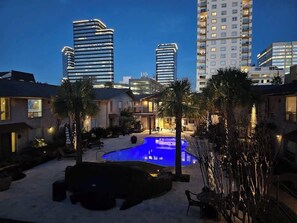 In the heart of the Galleria and a 5-minute walk to the Galleria Mall.  The skyline view at night is breath taking.  This quiet and habitat is perfect for your next vacation in Houston. 