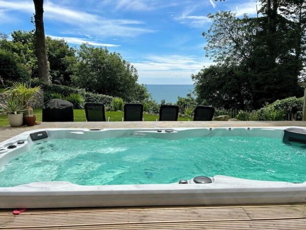 Outdoor spa tub