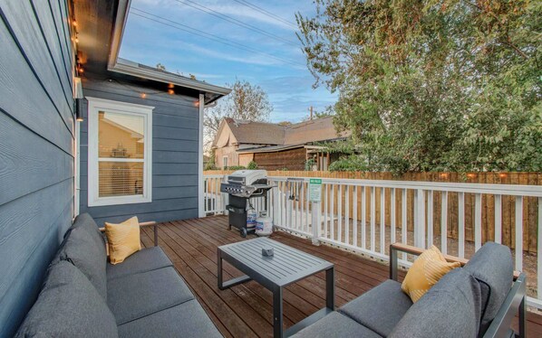Perfect for afternoon happy hours, BBQ dinners, and late-night chats, spend some quality time in this fully equipped backyard deck under the twinkling string lights!