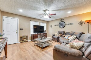 Living Room | Free WiFi | Central A/C