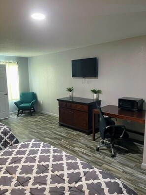 Tv/Desk Area