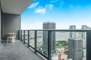 Dine al fresco with stunning views – the outdoor dining table by the balcony is perfect for meals with a view.