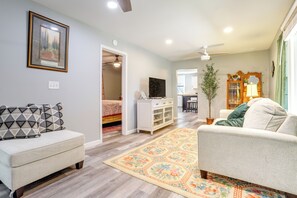 Living Room | Free WiFi | Central Heating & A/C | Smart TV