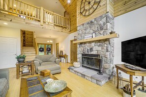 Living Room | 1st Floor | Flat-screen TV | Fireplace