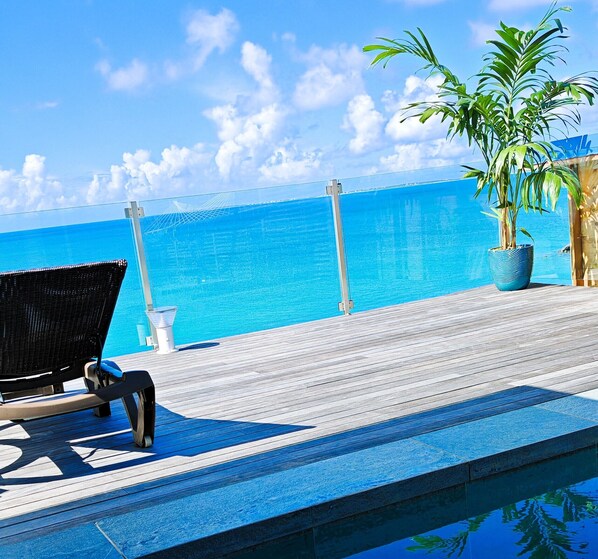 Terrasse avec vue panoramique sur la mer des Caraïbes et les couchers de soleil