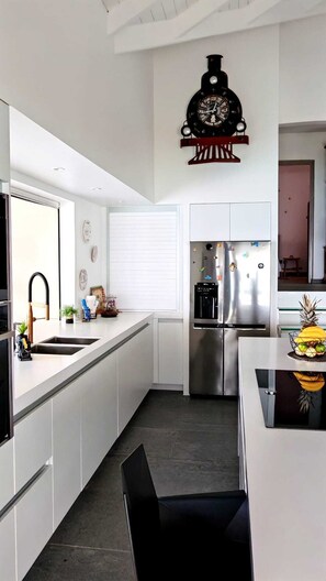 Frigo Américain avec distributeur de glaçons et glace pilée