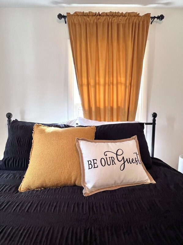 Master Bedroom - Queen Size Bed