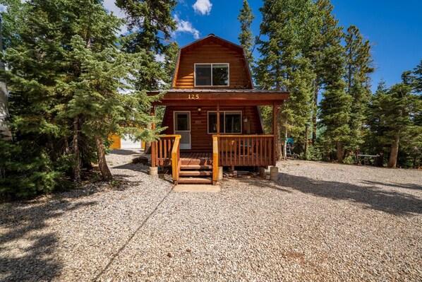 A secluded retreat in the heart of the forest—your peaceful getaway awaits!