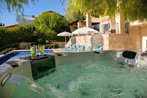 Outdoor spa tub