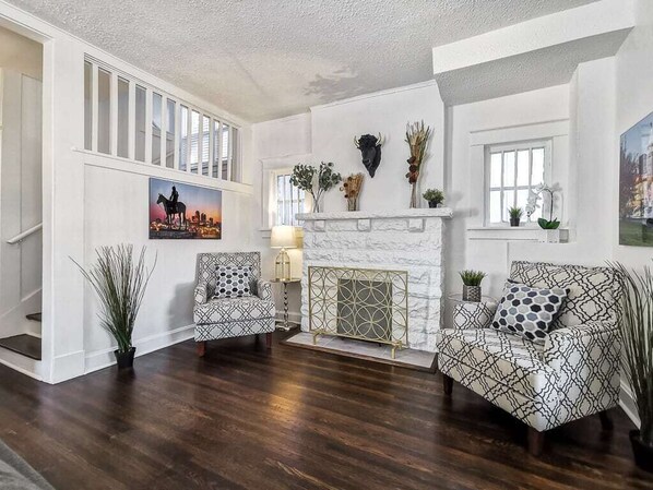 Working gas log fireplace