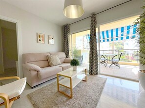 Bright and modern lounge area with comfortable seating 