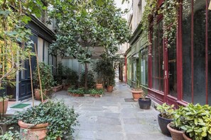 The lovely passage it is in makes it a quiet spot in the center of things.

