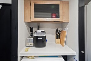Well equipped with small appliances, including counter top ice machine!