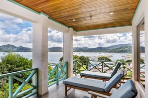 Unwind on a private balcony overlooking Flamingo's white sand beach! This cozy condo includes a BBQ area and all the comforts for a perfect seaside escape
