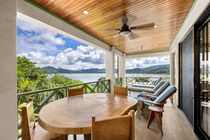 Unwind on a private balcony overlooking Flamingo's white sand beach! This cozy condo includes a BBQ area and all the comforts for a perfect seaside escape
