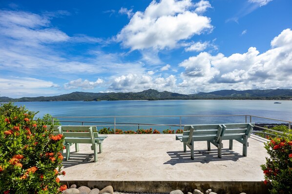 Discover your dream vacation at this condo near Flamingo Beach marina. Relax by the pool, savor the views, and enjoy BBQ night